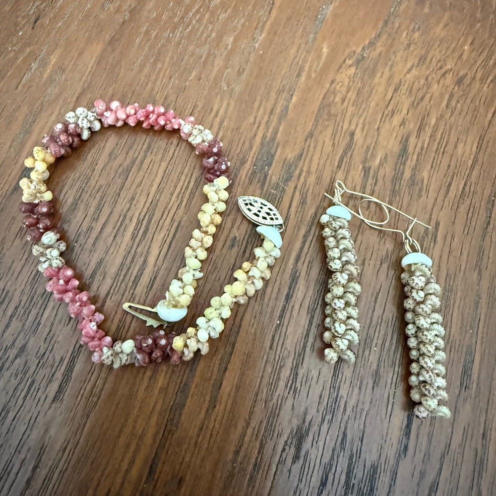 Rare and unique Ni’ihau Hawaiian shell bracelet and earrings.